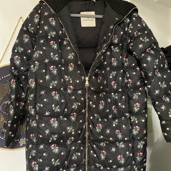 Black light weight coat with flowers